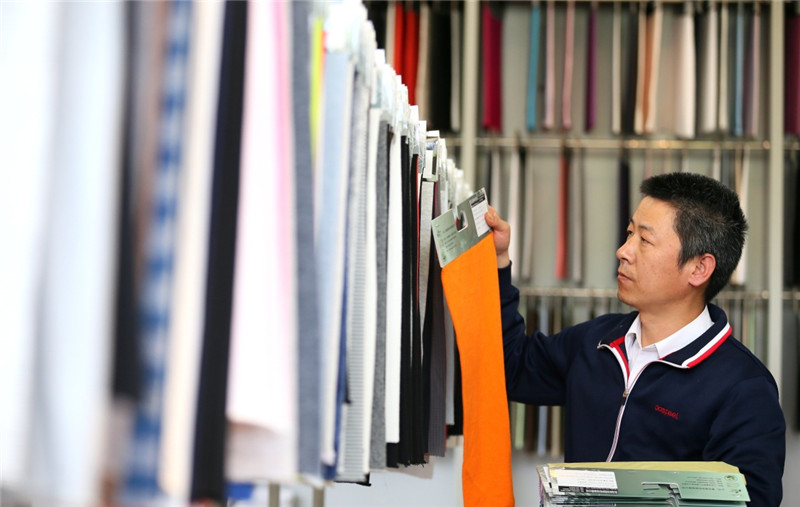 How can China's textile and clothing industry use the 'spillover effect' to break the 'single market dependence' while winning orders from the United States?